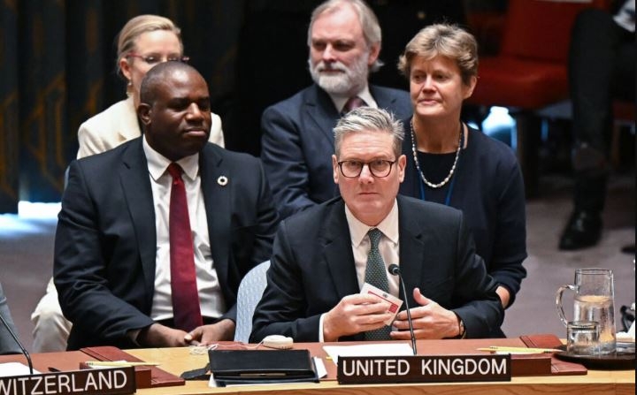 El primer ministro Sir Keir Starmer (centro) con el ministro de Asuntos Exteriores David Lammy (centro izquierda) asisten al Consejo de Seguridad durante la 79ª Asamblea General de las Naciones Unidas en la sede de la ONU en Nueva York, Estados Unidos, el 25 de septiembre de 2024. (Leon Neal/PA Wire