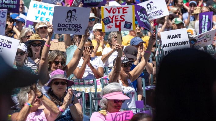 Los defensores del aborto se manifiestan en apoyo de la campaña "Yes On 4" en el centro de Orlando, Florida, el 13 de abril de 2024. (Willie J. Allen Jr./Orlando Sentinel vía AP)