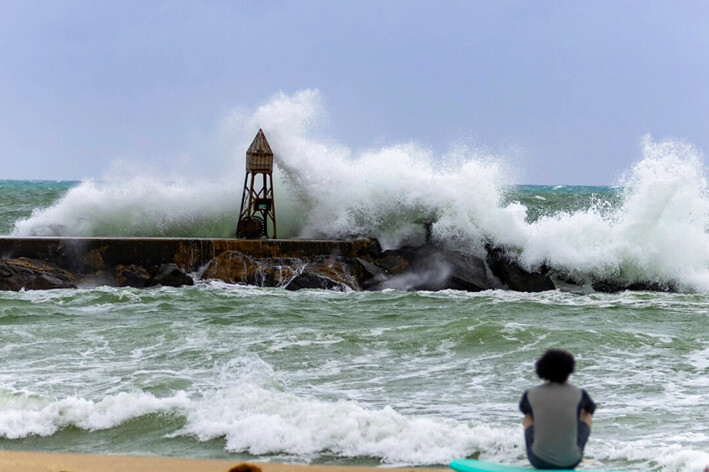 El huracán Rafael se convierte en tormenta de categoría 2 mientras se acerca a Cuba