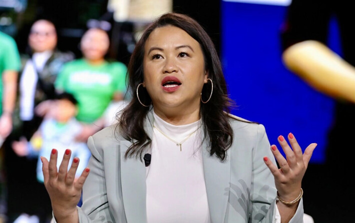 La alcaldesa de Oakland, Sheng Thao, habla en el escenario de la Cumbre del Mes del Patrimonio de TAAF en The Glasshouse, en la ciudad de Nueva York, el 2 de mayo de 2024. (JP Yim/Getty Images para The Asian American Foundation)