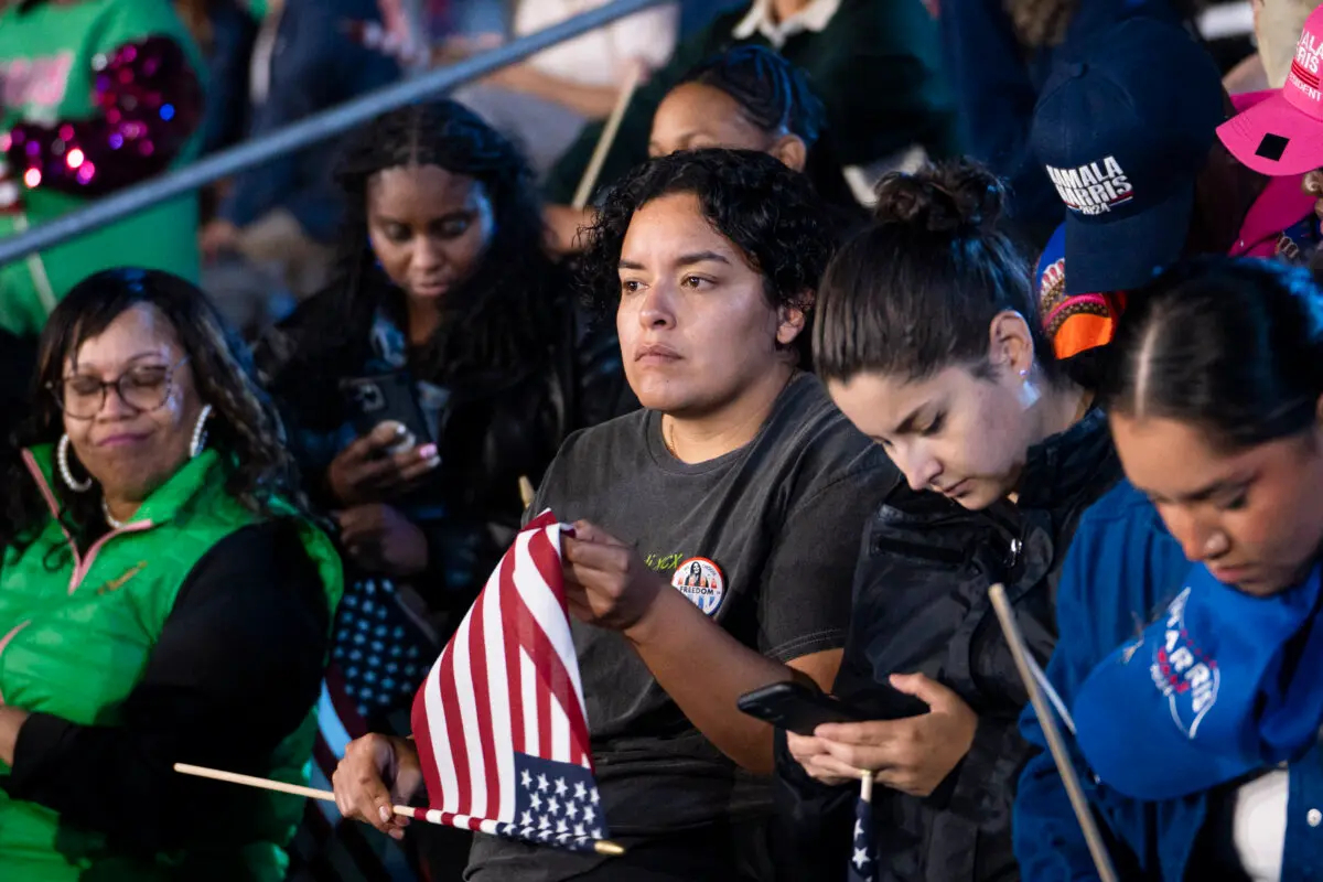 Simpatizantes de la candidata demócrata a la vicepresidencia Kamala Harris observan los resultados electorales en su watch party de las elecciones en la Universidad Howard de Washington el 6 de noviembre de 2024. (Madalina Vasiliu/The Epoch Times)