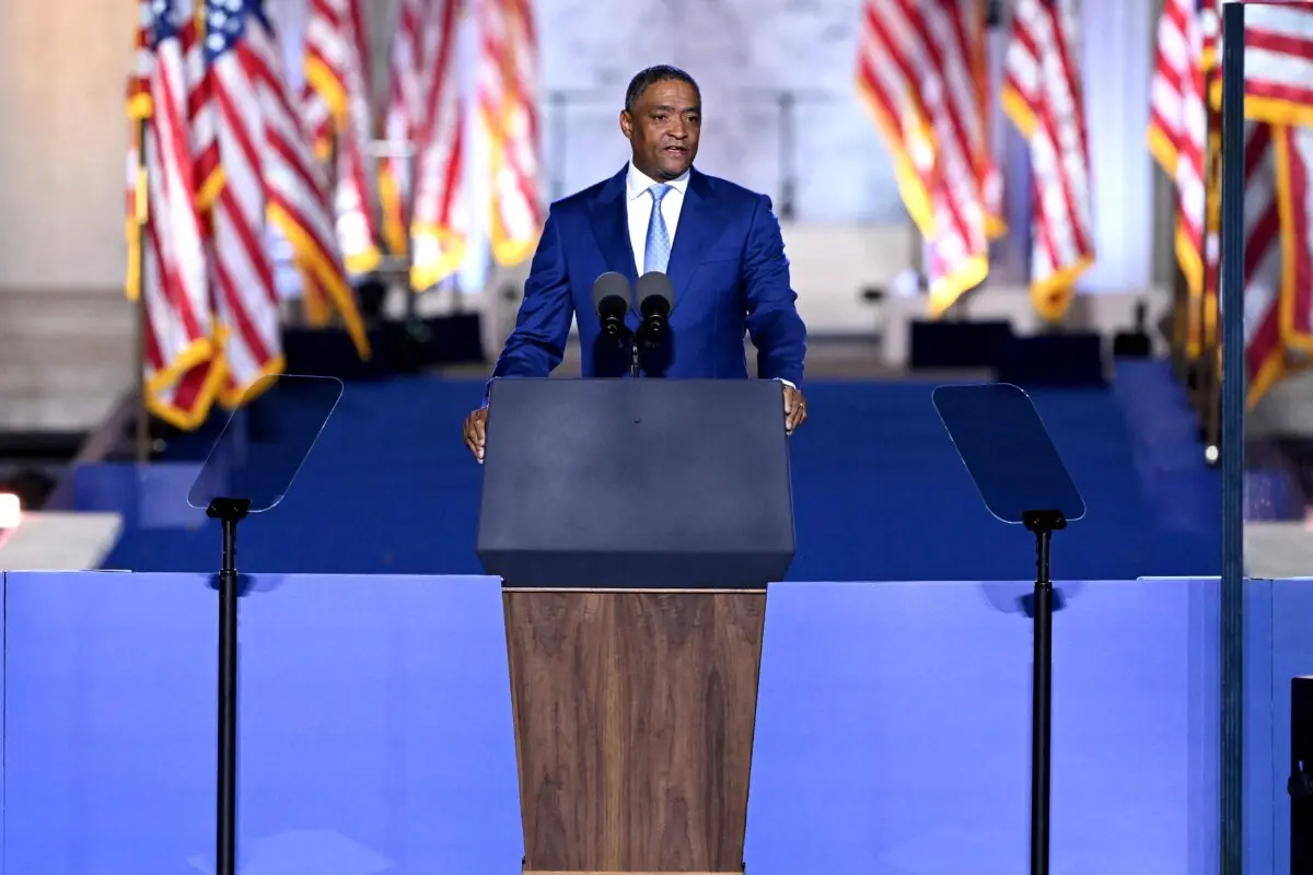 El exrepresentante Cedric Richmond habla durante un acto de la noche electoral para la vicepresidenta y candidata presidencial demócrata Kamala Harris en la Universidad Howard de Washington el 6 de noviembre de 2024. (Saul Loeb / AFP vía Getty)