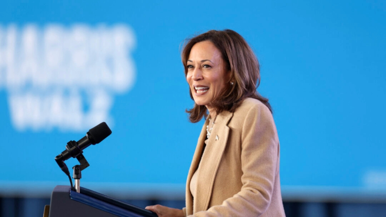 La vicepresidenta Kamala Harris, candidata presidencial demócrata, habla durante un mitin de campaña en Charlotte, Carolina del Norte, el 2 de noviembre de 2024. (Charly Triballeau/AFP vía Getty Images)