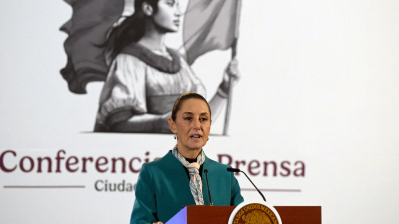 La presidenta de México, Claudia Sheinbaum, habló durante su conferencia de prensa diaria en el Palacio Nacional de la Ciudad de México (México) el 6 de noviembre de 2024. (Alfredo Estrella/AFP vía Getty Images)