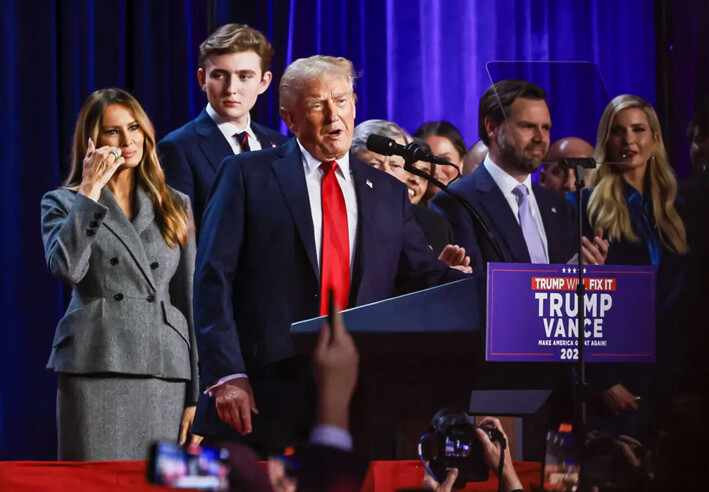 El expresidente Donald Trump se reúne con su familia y su compañero de fórmula para declarar su victoria en la watch party de la noche de las elecciones en West Palm Beach, Florida, el 6 de noviembre de 2024. (John Fredricks/The Epoch Times)