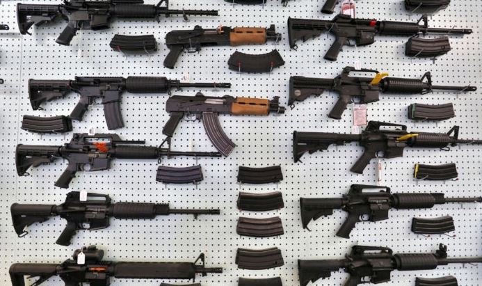 Armas expuestas a la venta en una tienda de Colorado Springs, Colorado, en una foto de archivo. (Brennan Linsley/Foto AP)