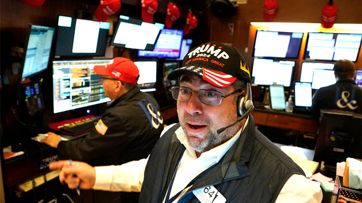 El operador Michael Capolino lleva una gorra de Trump mientras trabaja en el parqué de la Bolsa de Nueva York (NYSE) antes de la campana de apertura el 6 de noviembre de 2024, en Nueva York. (TIMOTHY A. CLARY/AFP vía Getty Images)