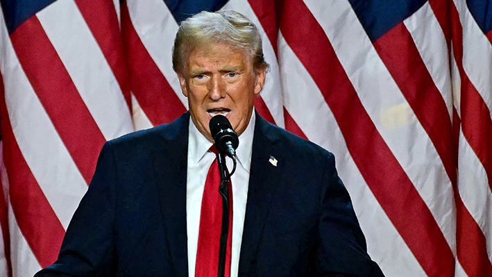 El expresidente estadounidense y candidato presidencial republicano Donald Trump habla durante un acto de la noche electoral en el Centro de Convenciones de West Palm Beach, en West Palm Beach, Florida, el 6 de noviembre de 2024. (JIM WATSON/AFP vía Getty Images)