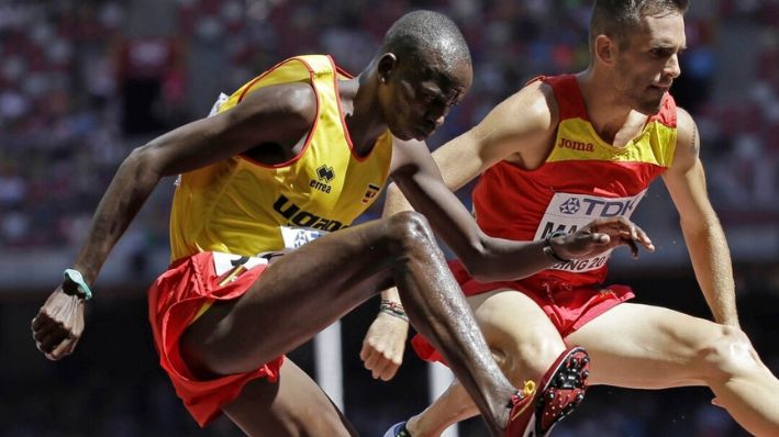 Benjamin Kiplagat (Izq.) de Uganda compite durante el Campeonato Mundial de Atletismo en el estadio Nido de Pájaro en Beijing, el 22 de agosto de 2015. (David J. Phillip/AP Photo)
