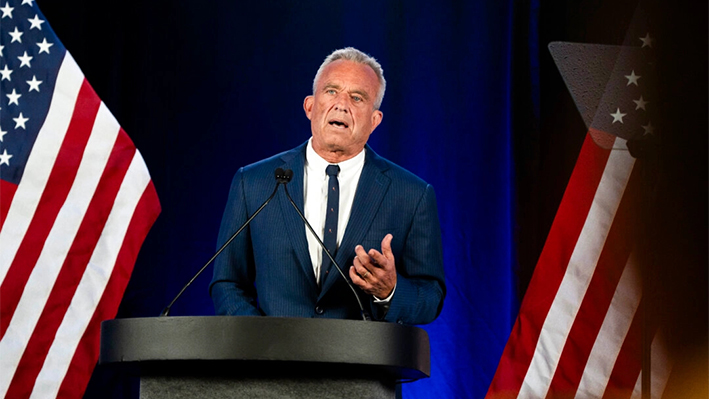 El excandidato presidencial Robert F. Kennedy Jr. anuncia la suspensión de su campaña y su apoyo al candidato presidencial republicano, el ex presidente Donald Trump, en Phoenix, Arizona, el 23 de agosto de 2024. (Rebecca Noble/Getty Images)