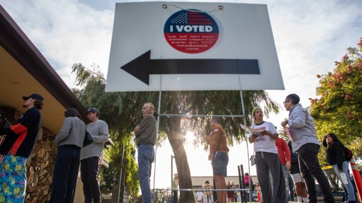 La gente espera para votar en el centro de votación Joslyn Park en Santa Mónica, California, el 5 de noviembre de 2024. (Apu Gomes/Getty Images)