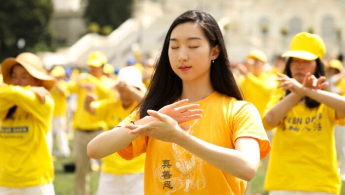 Los practicantes de Falun Gong realizan los ejercicios de meditación de la práctica en Washington, DC (Samira Bouaou/The Epoch Times)
