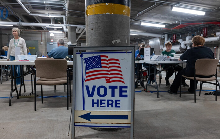 Trabajadores electorales en Janesville, Wisconsin, el 5 de noviembre de 2024. (Spencer Platt/Getty Images)