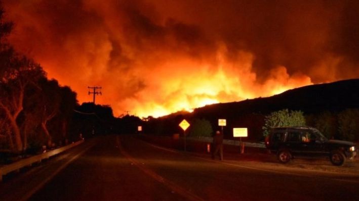 Los bomberos están luchando contra un incendio forestal de rápida propagación, oficialmente llamado "Thomas Fire", que ha quemado al menos 500 acres y está amenazando viviendas. (Departamento de Bomberos del Condado de Ventura)