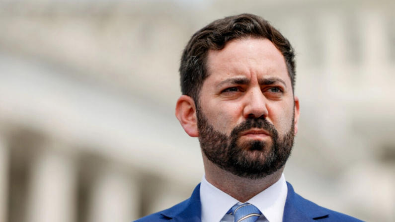 El representante Mike Lawler (republicano de Nueva York) escucha durante una rueda de prensa en Washington el 23 de mayo de 2023. (Anna Moneymaker/Getty Images)