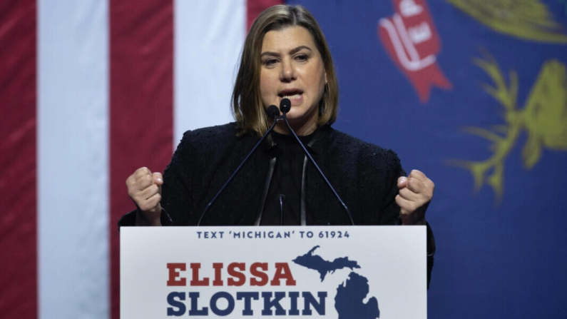 La candidata al Senado de EE.UU. Elissa Slotkin (D-Mich.) habla a sus partidarios en su fiesta de vigilancia durante las primeras horas de la mañana en el MotorCity Casino en Detroit, Michigan, el 6 de noviembre de 2024. (Scott Olson/Getty Images)