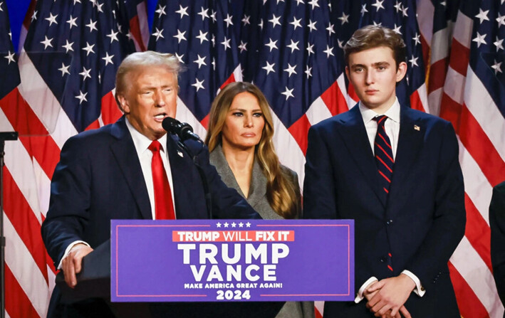 El presidente electo Donald Trump se reúne con su esposa, Melania Trump, y su hijo Barron Trump mientras habla con sus seguidores después de ganar las elecciones presidenciales, en West Palm Beach, Florida, el 6 de noviembre de 2024. (John Fredricks/The Epoch Times)