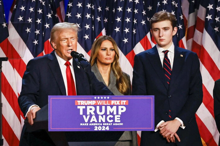 El presidente electo Donald Trump se reúne con su esposa, Melania Trump, y su hijo Barron Trump mientras habla con sus seguidores después de ganar las elecciones presidenciales, en West Palm Beach, Florida, el 6 de noviembre de 2024. (John Fredricks/The Epoch Times)