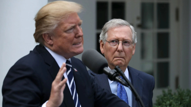 El presidente Donald Trump (I) y el líder de la mayoría del Senado Mitch McConnell (R-Ky.) hablan con los periodistas en el Jardín de las Rosas después de un almuerzo en la Casa Blanca el 16 de octubre de 2017. (Chip Somodevilla/Getty Images)