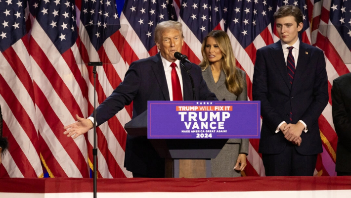 El presidente electo Donald Trump habla a sus partidarios tras ganar las elecciones presidenciales en West Palm Beach, Florida, el 6 de noviembre de 2024. (John Fredricks/The Epoch Times)