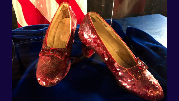 Las zapatillas rubí que una vez usó Judy Garland en "El mago de Oz", se muestran en una conferencia de prensa, en la oficina del FBI en Brooklyn Center, Minnesota, el 4 de septiembre de 2018. (Jeff Baenen/Foto AP).
