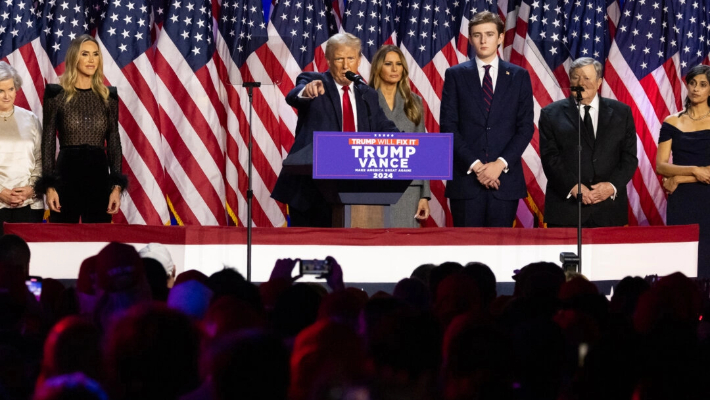 El presidente electo Donald Trump está acompañado por su familia mientras habla a sus partidarios después de ganar las elecciones presidenciales, en West Palm Beach, Florida, el 6 de noviembre de 2024. (John Fredricks/The Epoch Times)