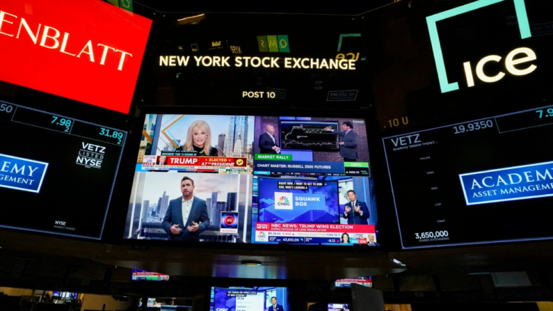 Pantallas de televisión en el parqué de la Bolsa de Nueva York (NYSE) el 6 de noviembre de 2024, en Nueva York. (Timothy A. Clary/AFP vía Getty Images)