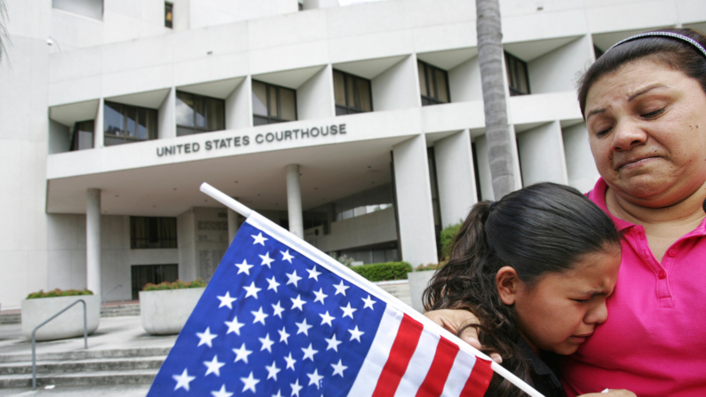 Marta (derecha) consuela a su hija Stephanie, nacida en EE. UU., quien llora frente al Tribunal Federal de EE. UU. en Miami, Florida. (ROBERTO SCHMIDT/AFP via Getty Images)