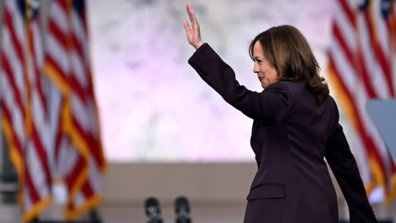 La candidata presidencial demócrata Kamala Harris saluda a sus simpatizantes mientras baja del escenario tras hablar en la Universidad Howard de Washington el 6 de noviembre de 2024. (Saul Loeb/AFP vía Getty Images)