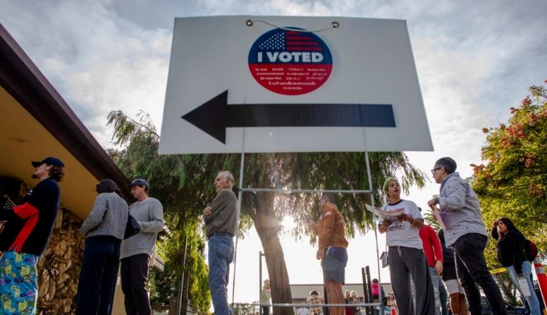 La gente espera para votar en el centro Joslyn Park en Santa Mónica, California, el 5 de noviembre de 2024. (Apu Gomes/Getty Images)