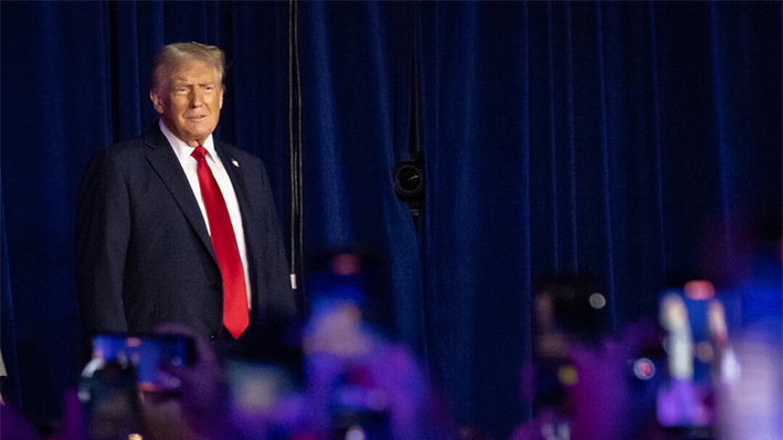 El presidente electo Donald Trump habla a sus partidarios tras ganar las elecciones presidenciales en West Palm Beach, Florida, el 6 de noviembre de 2024. (John Fredricks/The Epoch Times)