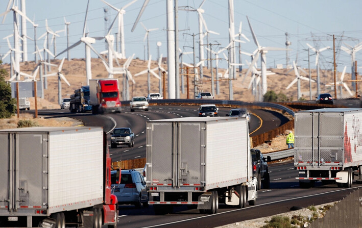 Camiones y automóviles diésel pasan junto a molinos de viento en la autopista 10 cerca de Banning, California, el 8 de diciembre de 2009. (David McNew/Getty Images)