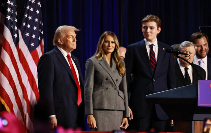 El presidente electo Donald Trump se reúne con su familia mientras habla con sus seguidores después de ganar las elecciones presidenciales en West Palm Beach, Florida, el 6 de noviembre de 2024. (John Fredricks/The Epoch Times)