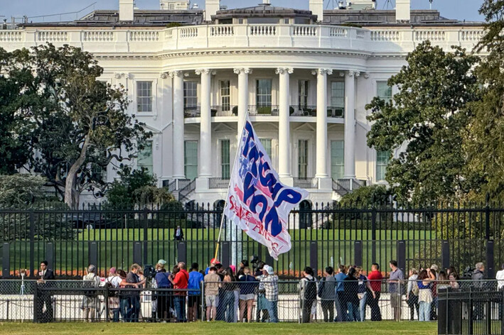 Un partidario de Trump ondea una bandera gigante frente a la Casa Blanca el 6 de noviembre de 2024. El expresidente Donald Trump obtuvo el 6 de noviembre una amplia victoria en las elecciones presidenciales de 2024. (Daniel Slim/AFP vía Getty Images)