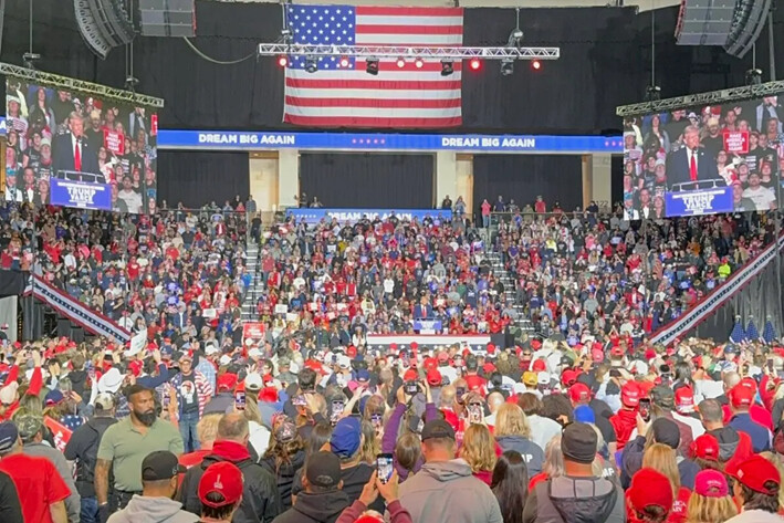 El candidato presidencial republicano y expresidente Donald Trump habla durante un mitin de campaña en el PPL Center de Allentown, Pensilvania, el 29 de octubre de 2024. (Arjun Singh/The Epoch Times)