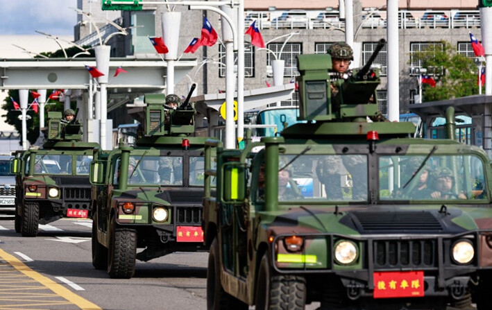 Vehículos militares armados patrullan en el exterior del aeropuerto Songshan en Taipéi, Taiwán, el 14 de octubre de 2024. (Daniel Ceng/AFP vía Getty Images)