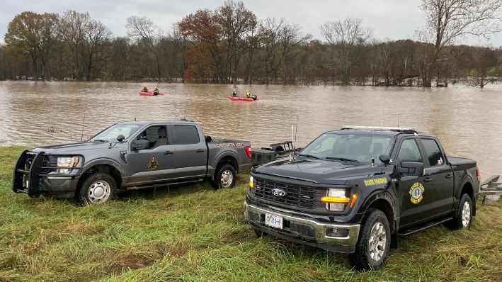 En una fotografía publicada por la Patrulla Estatal de Carreteras de Missouri, se ven vehículos de patrulla y botes de rescate durante las labores de rescate en un río crecido en Manes, Missouri, el martes 5 de noviembre de 2024. (Patrulla Estatal de Carreteras de Missouri vía AP)