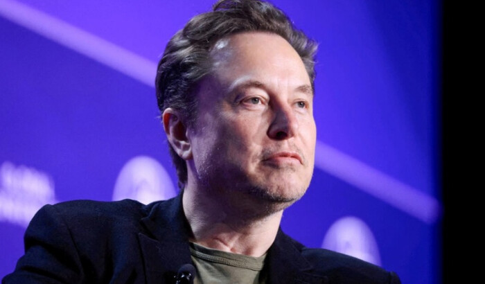 Elon Musk, director ejecutivo de SpaceX y Tesla y propietario de X, observa durante las sesiones de la conferencia global Milken Conference 2024 en The Beverly Hilton en Beverly Hills, California, el 6 de mayo de 2024. (David Swanson/Reuters)