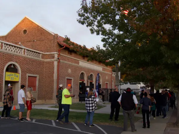 Algunos votantes de California esperaron hasta dos horas para depositar su boleta en un colegio electoral de Merced, en el Valle Central del estado. (Travis Gillmore/The Epoch Times)