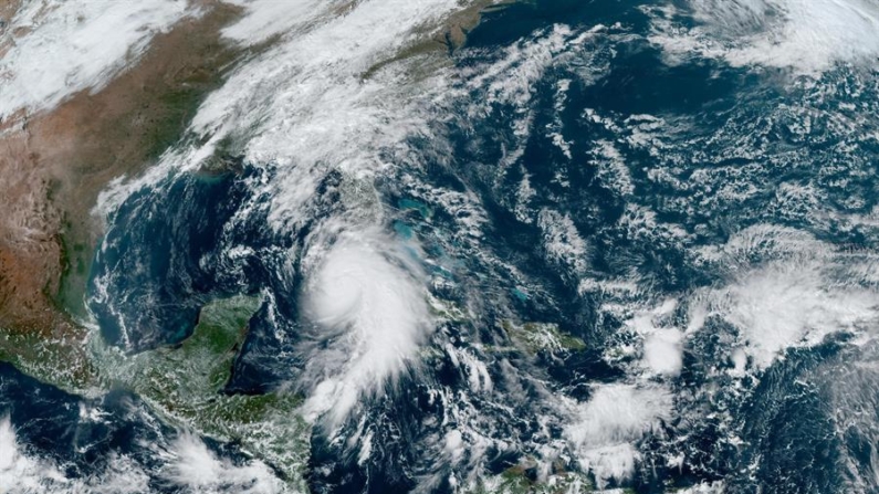 Fotografía satelital cedida el 6 de noviembre de 2024 por la Oficina Nacional de Administración Oceánica y Atmosférica (NOAA) a través del Centro Nacional de Huracanes (NHC) estadounidense donde se muestra la localización del huracán Rafael sobre el Caribe. EFE/NOAA-NHC