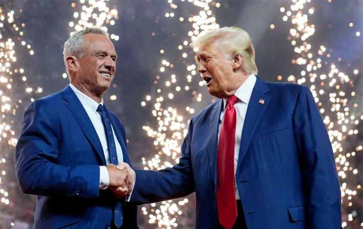 El candidato presidencial republicano y expresidente Donald Trump estrecha la mano del excandidato presidencial independiente Robert F. Kennedy Jr. en un mitin de campaña en el Desert Diamond Arena en Glendale, Arizona, el 23 de agosto de 2024. (Evan Vucci/AP Photo)