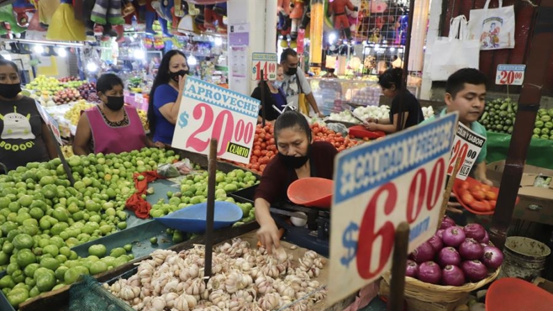 Comerciantes ofrecen sus productos en el Mercado Jamaica, en la Ciudad de México (México). Imagen de archivo. EFE/Isaac Esquivel