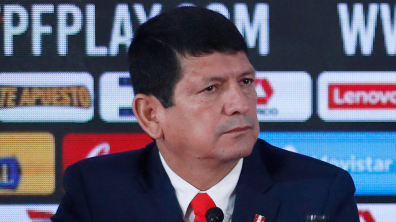 Fotografía de archivo fechada el 03 de agosto de 2022 del presidente de la Federación Peruana de Fútbol (FPF), Agustín Lozano, durante una rueda de prensa en Lima (Perú). EFE/ Paolo Aguilar