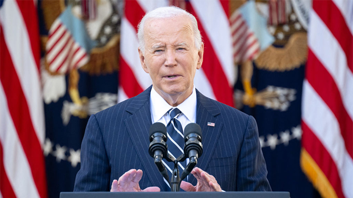 El presidente de EE. UU., Joe Biden, se dirige a la nación desde el Jardín de las Rosas de la Casa Blanca en Washington, DC, el 7 de noviembre de 2024. (SAUL LOEB/AFP vía Getty Images)