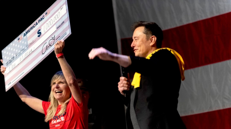 El fundador de SpaceX y Tesla, Elon Musk, entrega a Kristine Fishell un cheque de un millón de dólares durante el ayuntamiento en el Roxain Theater de Pittsburgh el 20 de octubre de 2024. Musk donó más de 75 millones de dólares a America PAC, que cofundó con otros capitalistas de riesgo y empresarios tecnológicos de Silicon Valley para apoyar al candidato presidencial republicano, el expresidente estadounidense Donald Trump. (Michael Swensen/Getty Images)