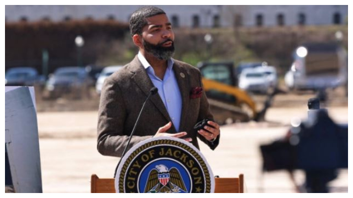 El alcalde de Jackson, Chokwe Antar Lumumba, habla durante una rueda de prensa en Jackson, Mississippi, el 8 de marzo de 2021. (Michael M. Santiago/Getty Images)