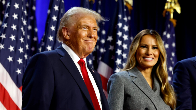 El expresidente Donald Trump y la exprimera dama Melania Trump durante un acto de la noche electoral en el Centro de Convenciones de Palm Beach, en West Palm Beach, Florida, el 6 de noviembre de 2024. (Chip Somodevilla/Getty Images)