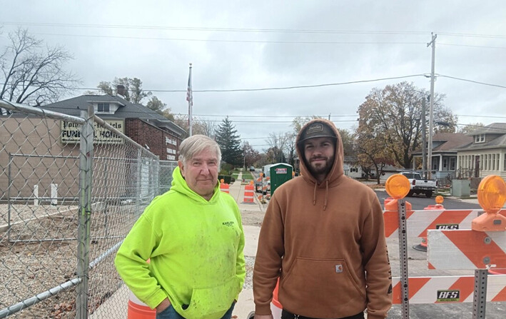 Richard Paap (izq.) y Graham Wick (der.) en Union Grove, Wisconsin, el 6 de noviembre de 2024, el día después de que Donald Trump ganara las elecciones presidenciales. (Nathan Worcester/The Epoch Times)