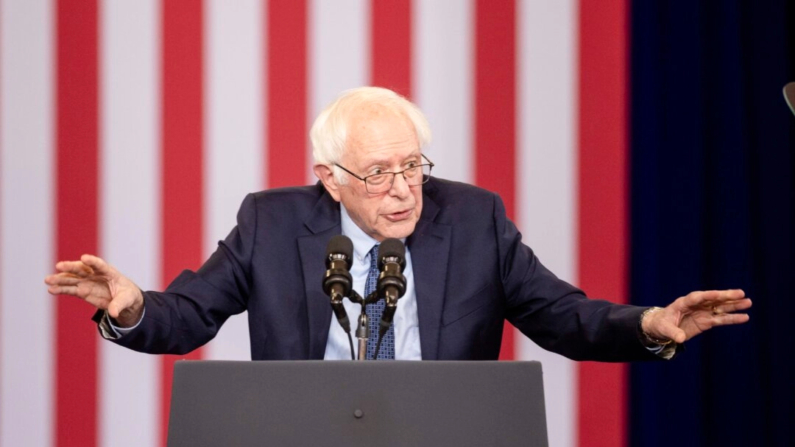 El senador Bernie Sanders (I-Vt.) pronuncia un discurso en el escenario del NHTI Concord Community College ante el presidente Joe Biden en Concord, N.H., el 22 de octubre de 2024. (Scott Eisen/Getty Images)