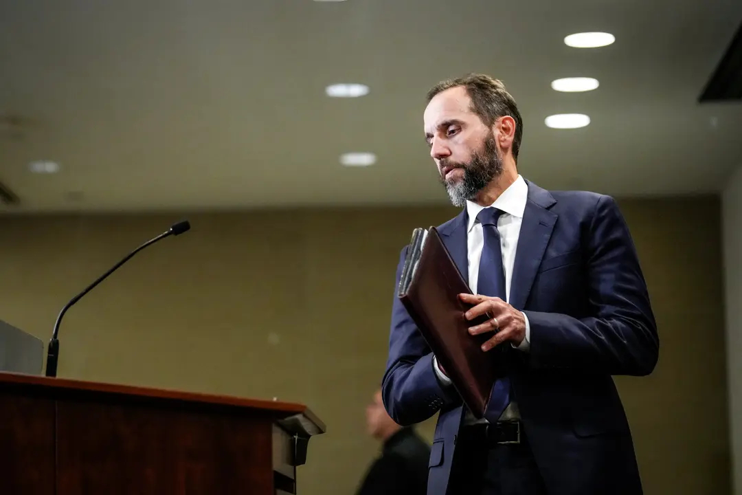 El abogado especial Jack Smith se prepara para hablar sobre una acusación contra el expresidente Donald Trump en Washington el 1 de agosto de 2023. (Drew Angerer/Getty Images)